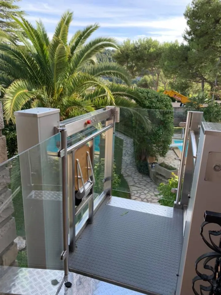 Livraison et installation d'une plateforme élévatrice Barduva RB150 dans une maison à Roquefort la Bédoule près de Cassis