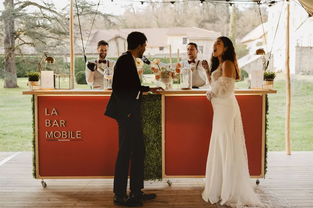 Animation d'un bar à cocktails mobile pour la soirée dansante d'un mariage en Isère