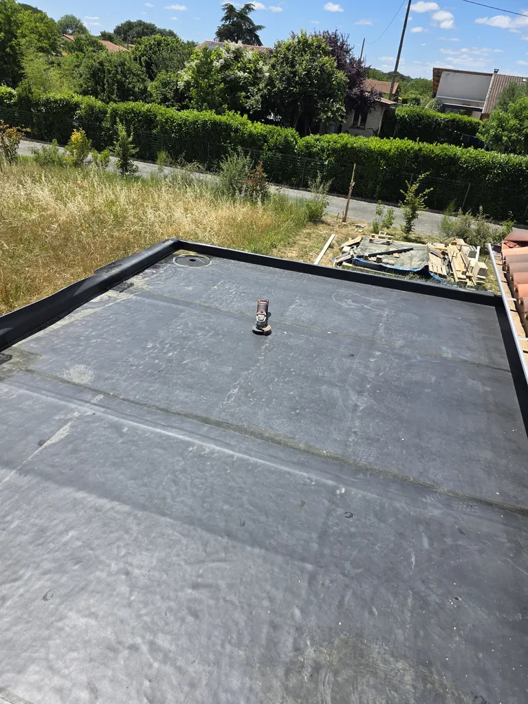Construction de toit terrasse moderne en bois osb sur mesure à Graveson 13690