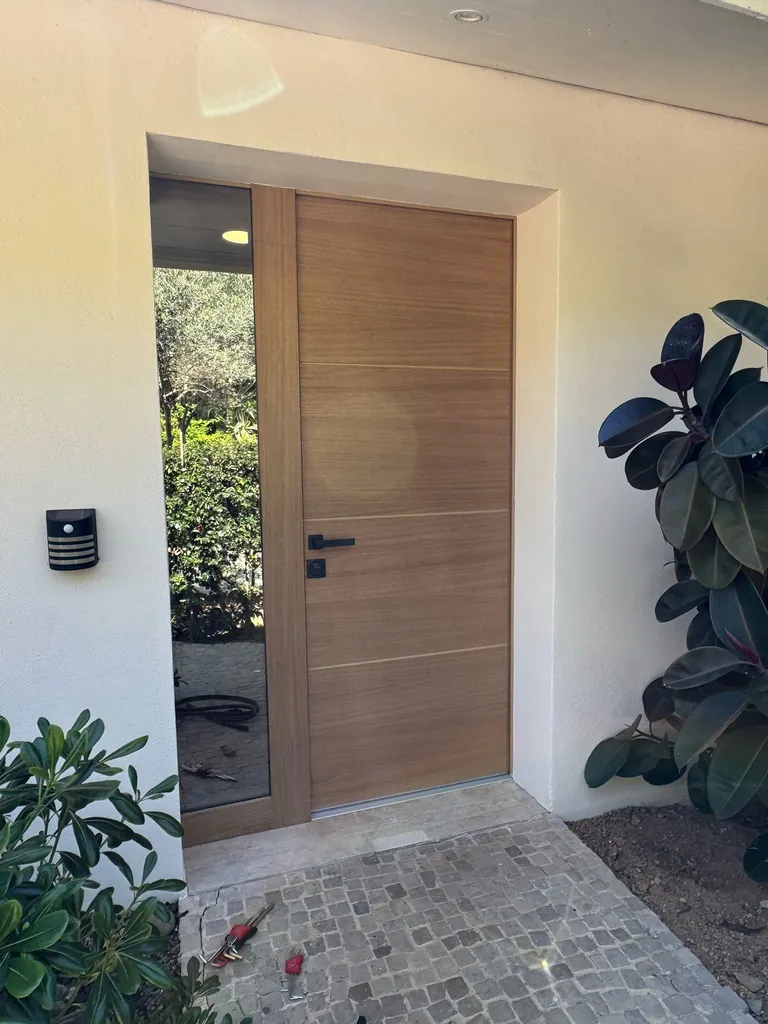 Quitter le PVC pour le chêne naturel dans le Vieil Ajaccio : installation d'une Silvelox Perseo en bois décor Trio, avec partie fixe vitrée réfléchissante