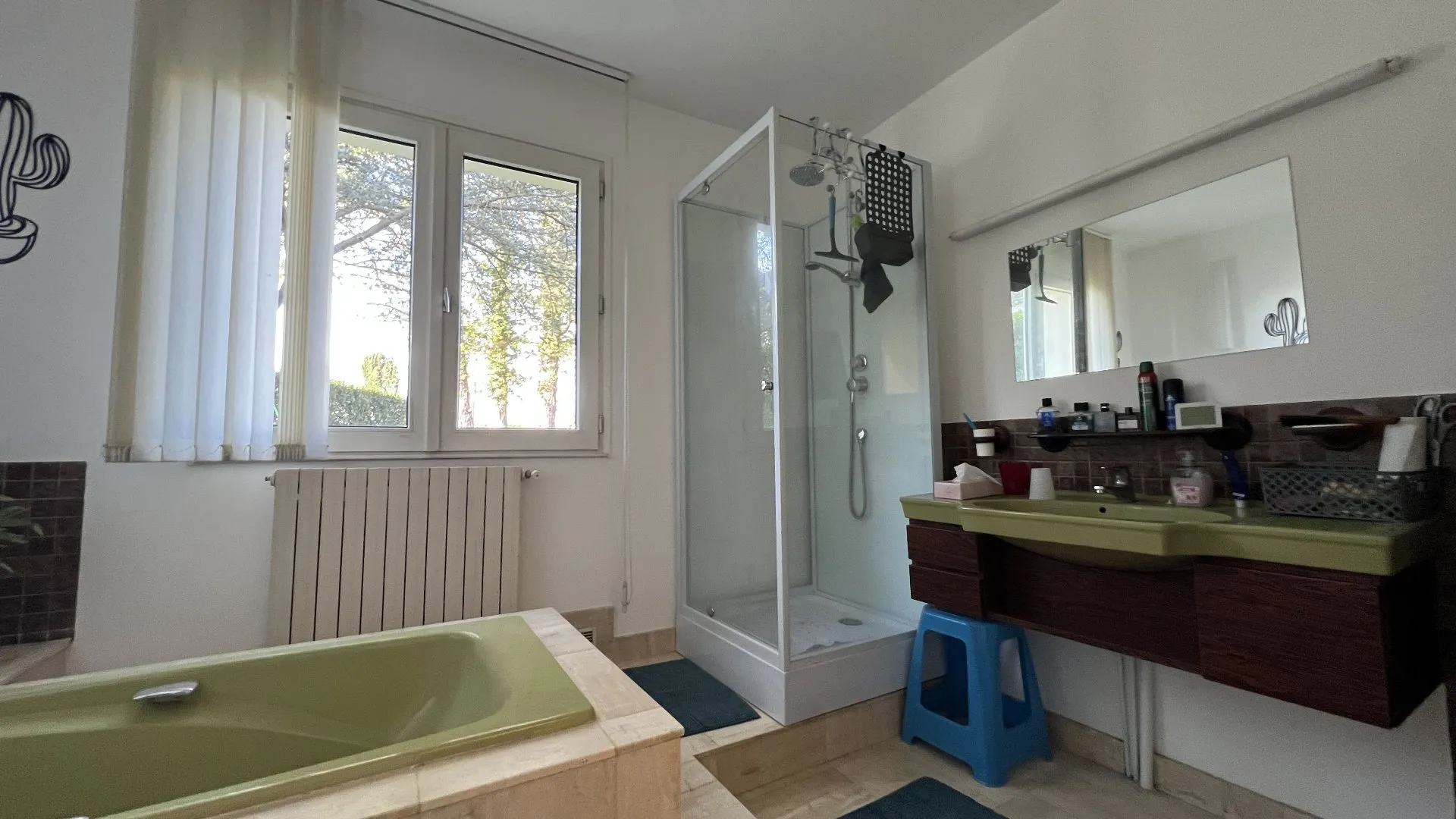 Maison d'Architecte, située à pont-et-Marais de 197 m², Parc paysager de 2 552 m² avec bois privatif