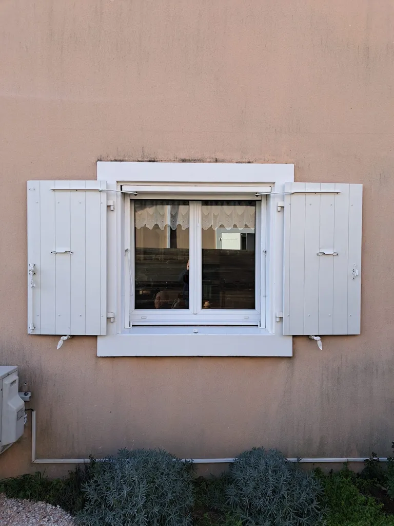 Menuiseries bois sur mesure avec automatisme de volets battants blancs fabrication française par RG HABITAT professionnelle locale