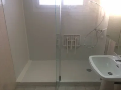 Remplacement baignoire par douche senior sécurisée La Crau Var (83)