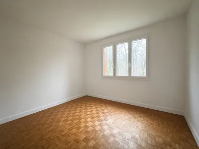 A vendre appartement ensoleillé avec balcon de 87,53 M² à Saint Germain en Laye, il se situe au 1er étage avec ascenseur, une triple exposition, le calme absolu,