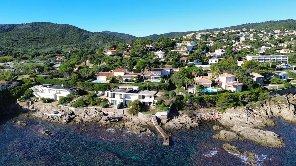 Opportunité Investisseur : Propriété pied dans l’eau à Saint-Aygulf, bien rare à fort potentiel