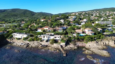 Opportunité Investisseur : Propriété pied dans l’eau à Saint-Aygulf, bien rare à fort potentiel