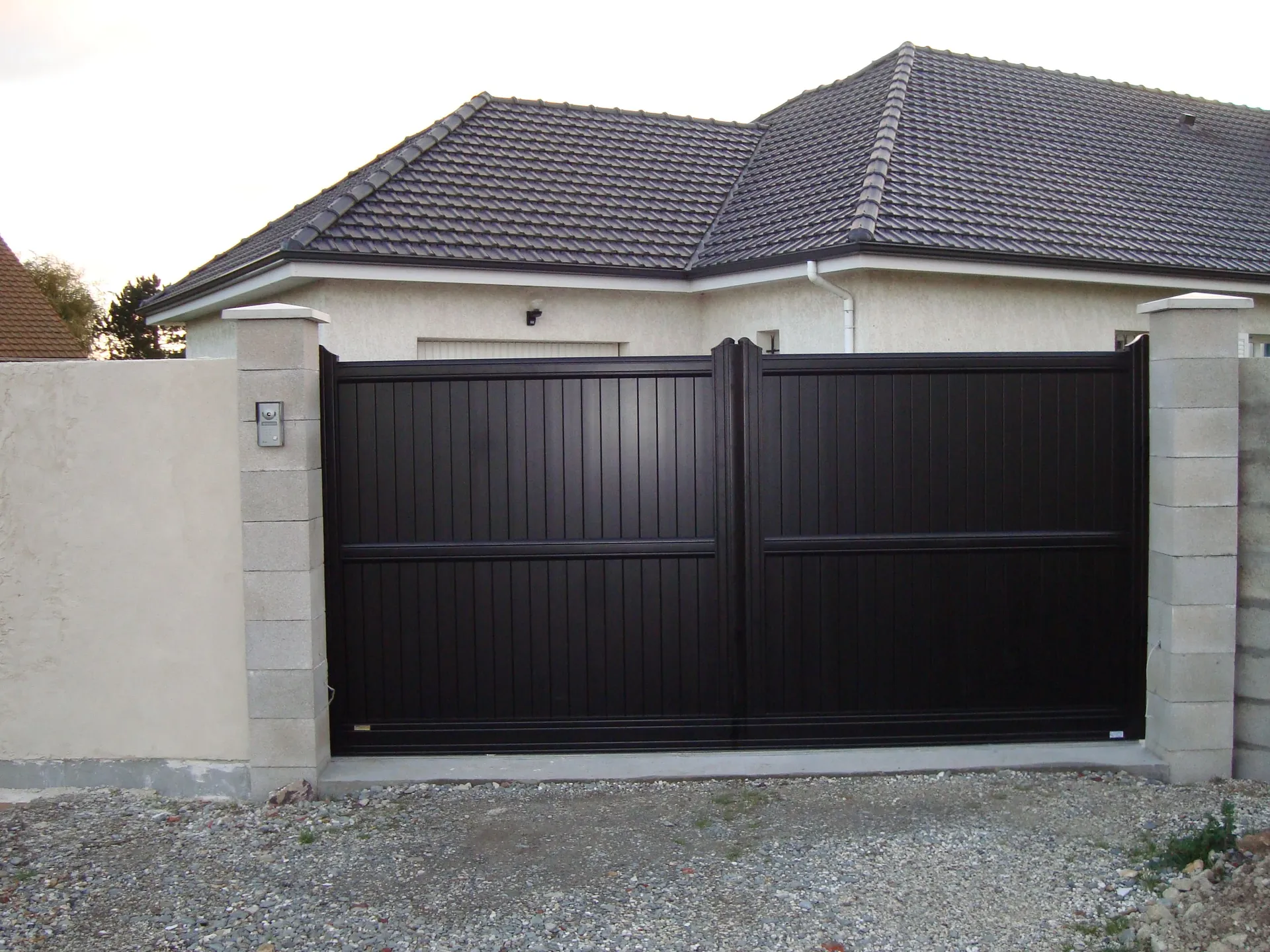 Installation de Portail Alu Coulissant Motorisé sur Rail, Modèle Sur-Mesure, Haute Résistance à Lisieux dans le Calvados 14 et Pont-l'Évêque