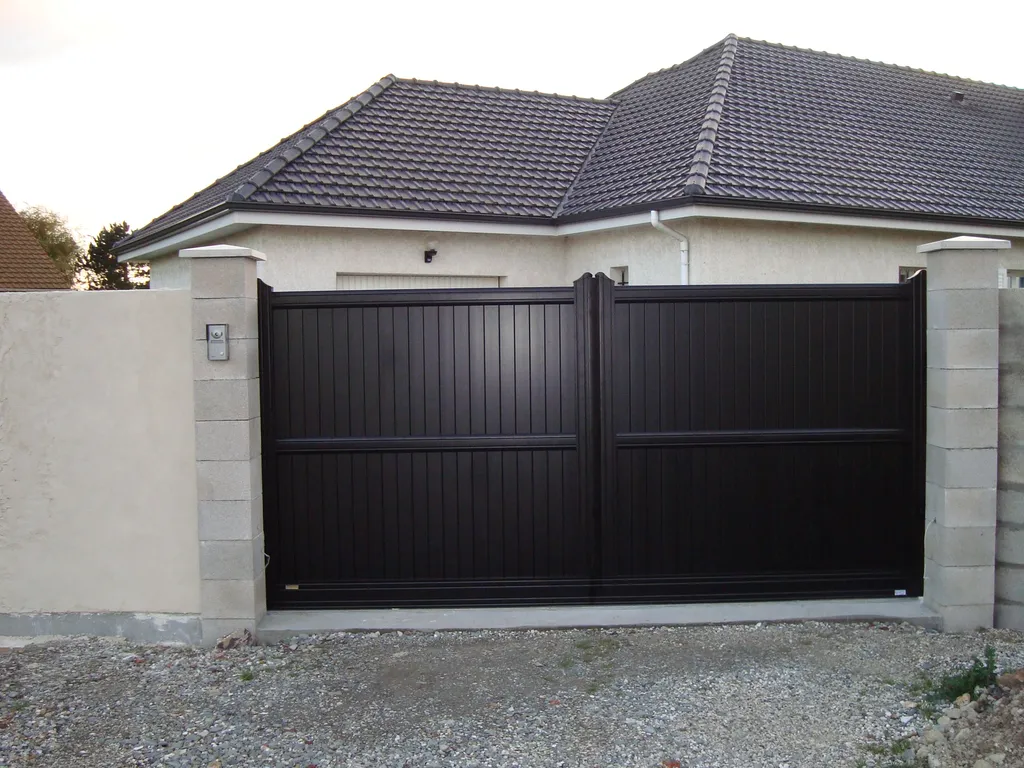 Installation de Portail Alu Coulissant Motorisé sur Rail, Modèle Sur-Mesure, Haute Résistance à Lisieux dans le Calvados 14 et Pont-l'Évêque