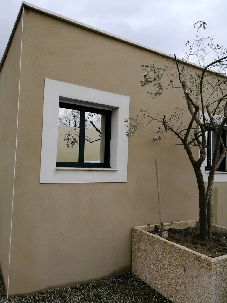 Accentuez l'intimité de vos bureaux avec la pose de films occultants. CARROS 06.