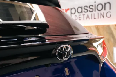 Protection combinée PPF face avant et traitement céramique intégral sur Toyota Yaris à Senlis