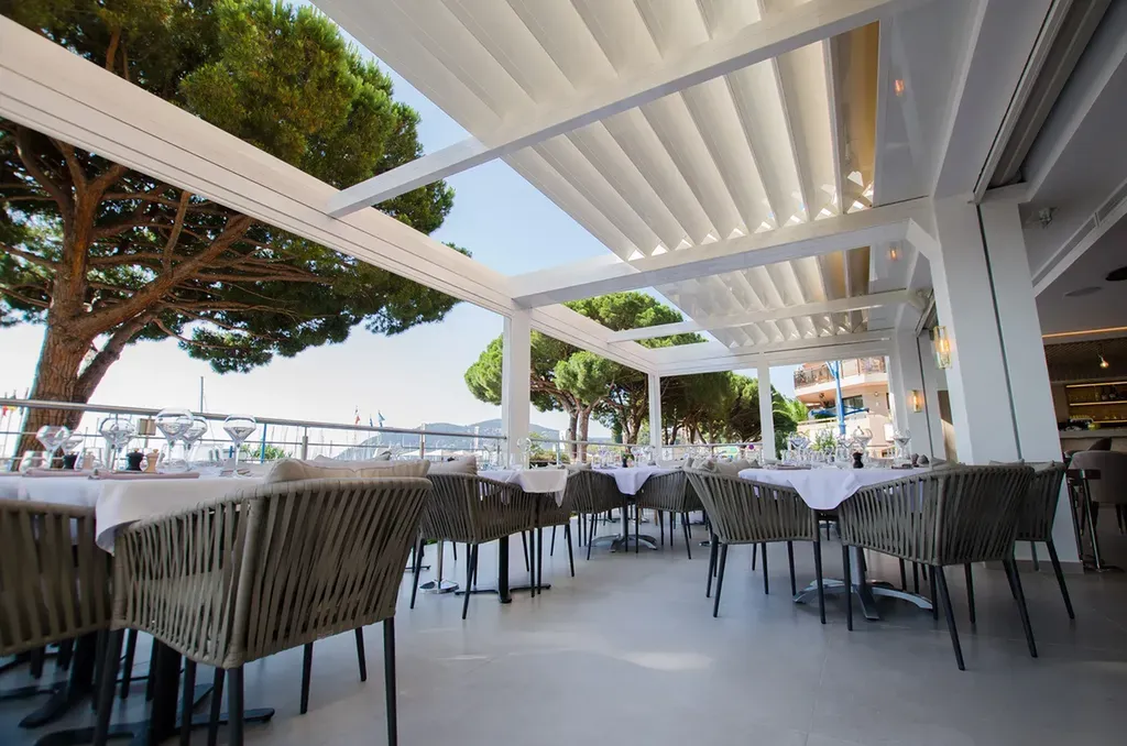 Hôtel restaurant avec terrasse et pergola rétractable isolée à Agde