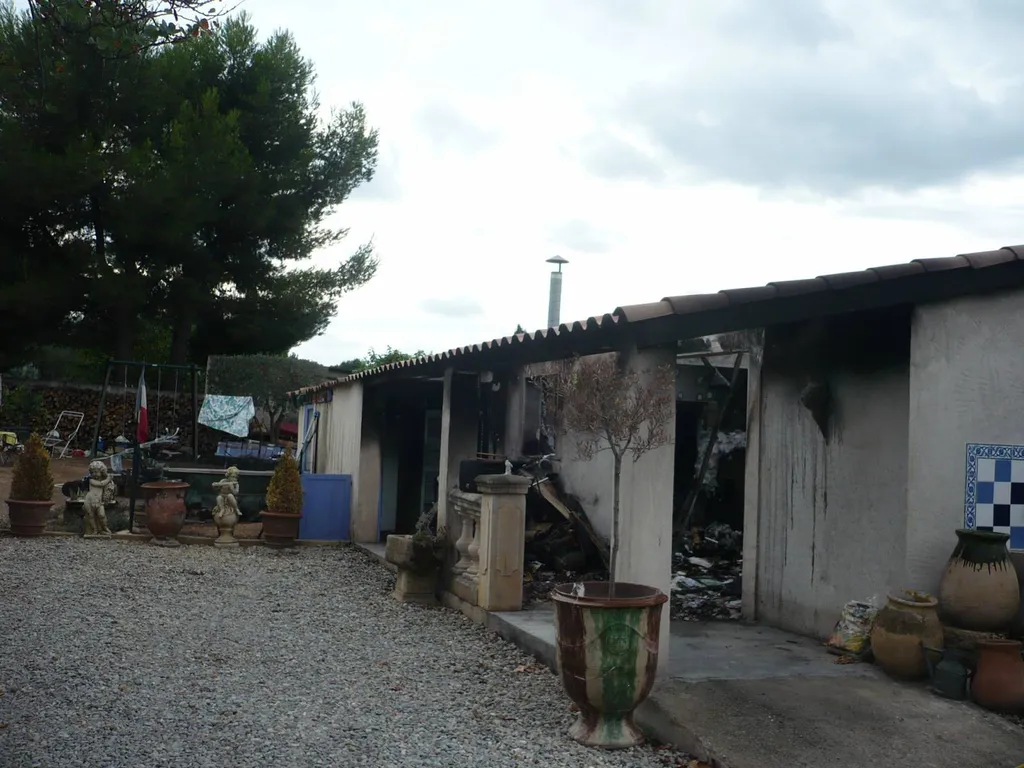 La maison sinistrée par l'incendie à notre arrivée