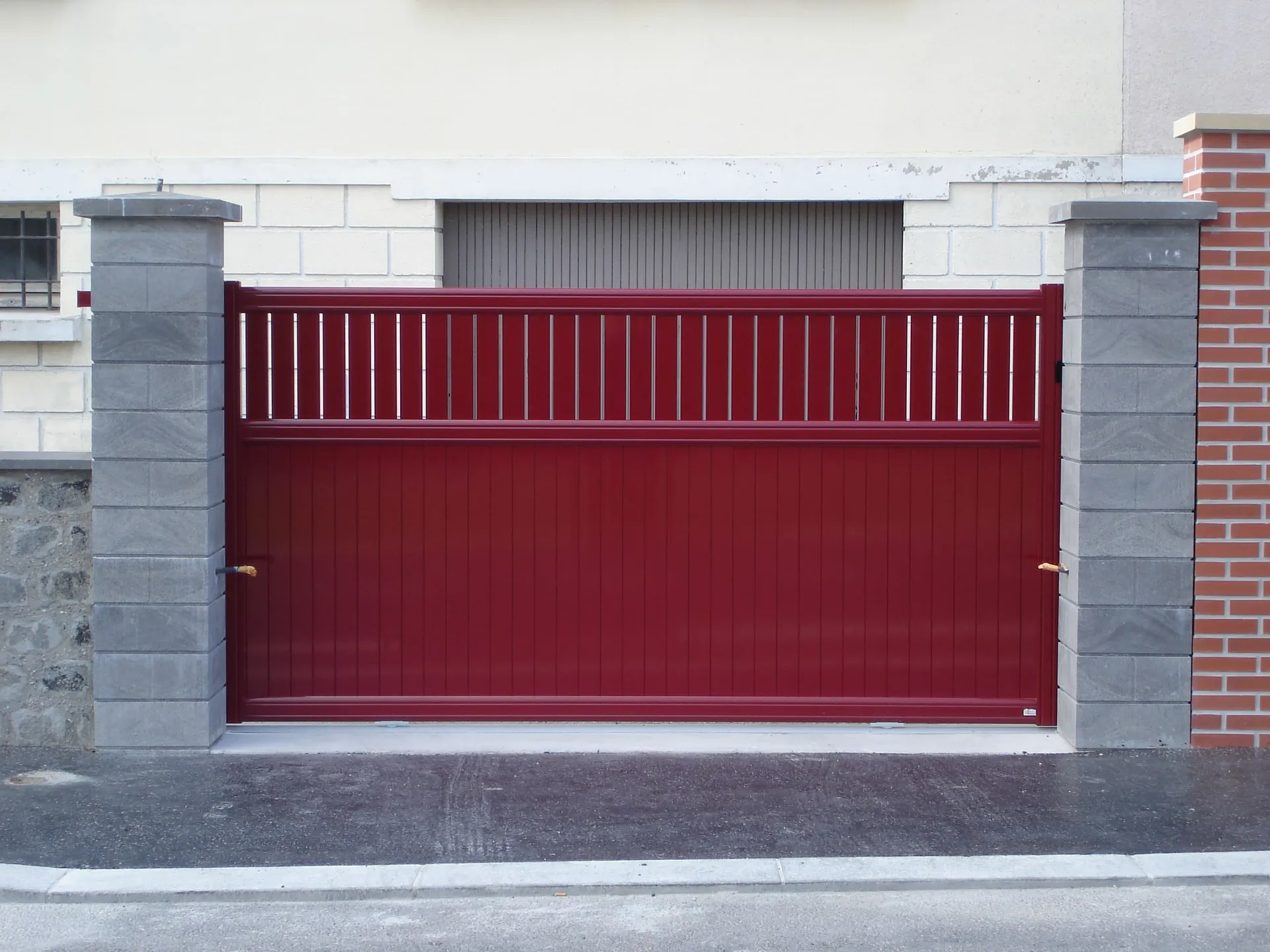 Installation de Portail Alu Coulissant Motorisé sur Rail, Modèle Sur-Mesure, Haute Résistance à Lisieux dans le Calvados 14 et Pont-l'Évêque