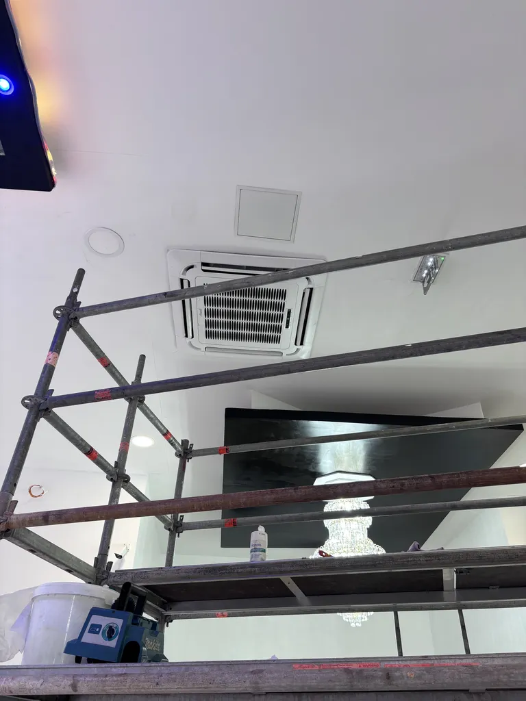 Entretien d’une climatisation Airwell à Gonesse : cassettes plafonnières d’une salle de mariage

