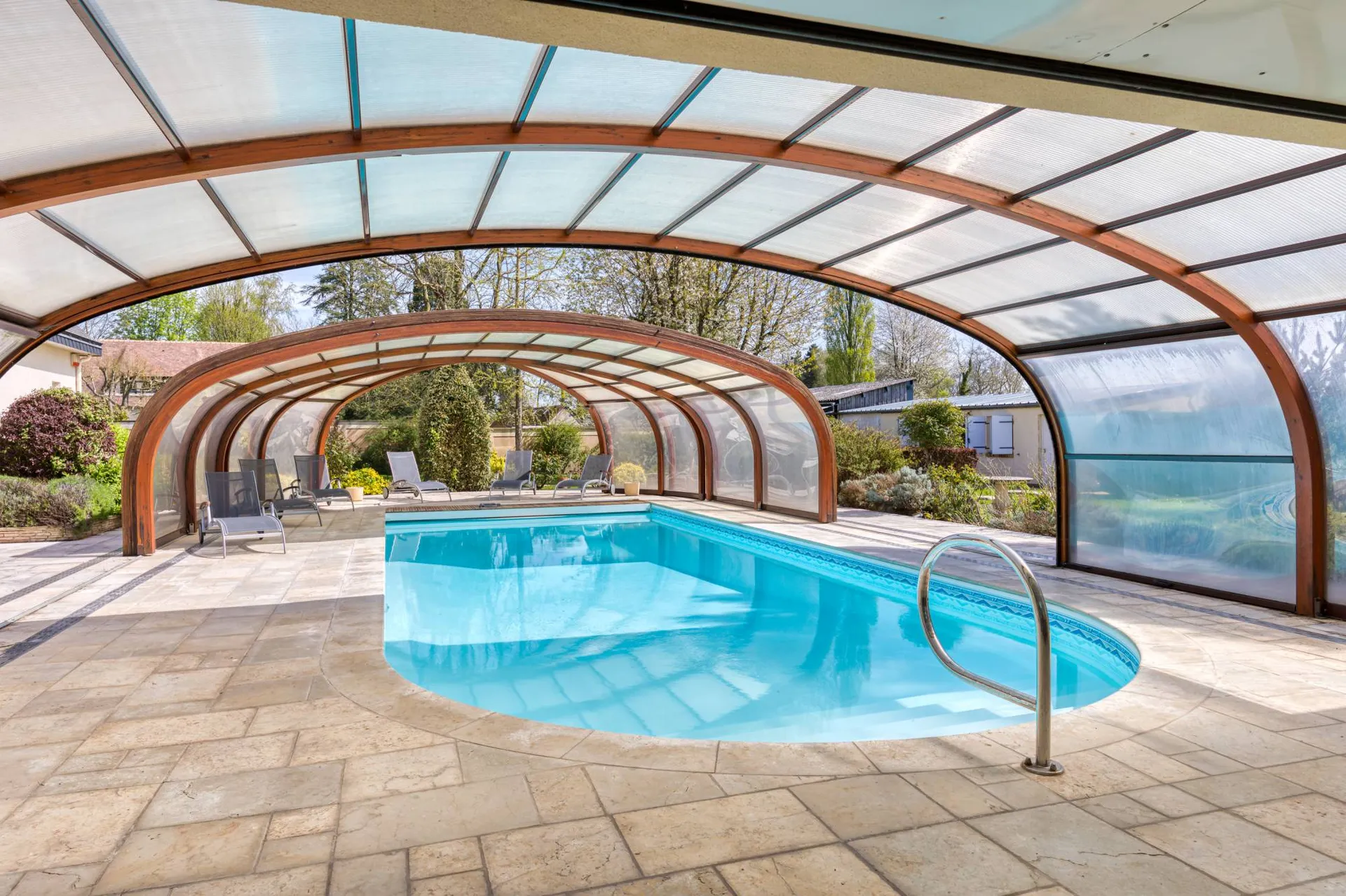 A vendre Maison contemporaine proche des commerces avec piscine