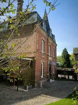 VENTE - VALLEE DE LA RISLE (27290), CENTRE-BOURG, MAISON BOURGEOISE DE 245 M² HABITABLE AVEC  DEPENDANCE ET JARDIN CLOS.