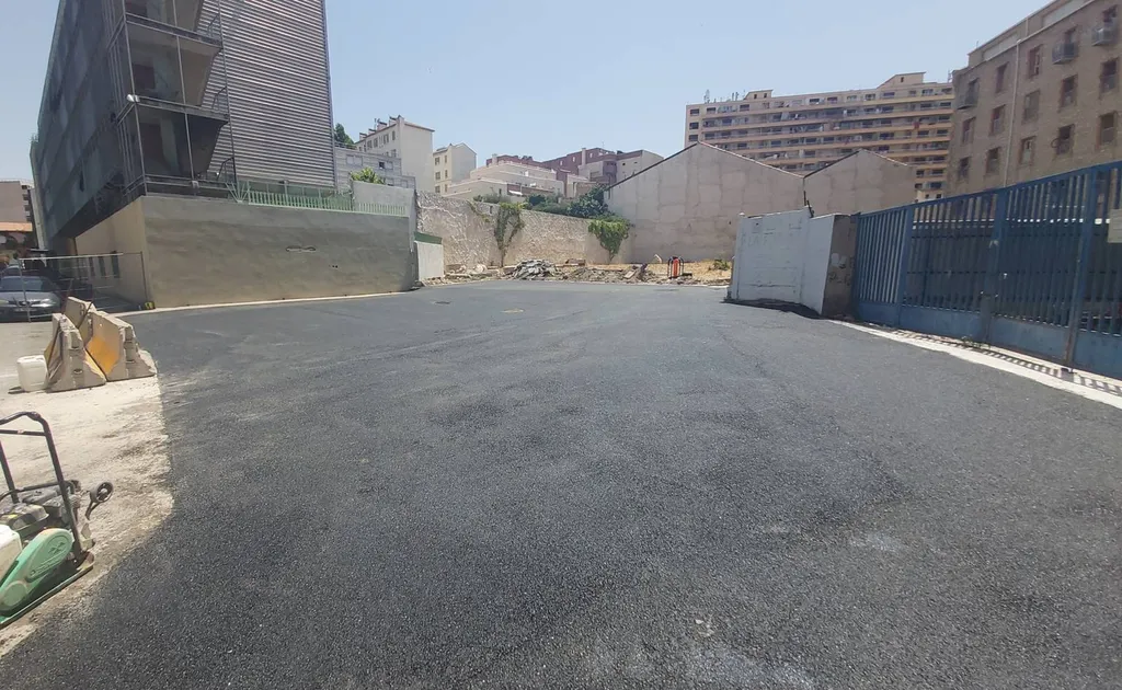 Réfection d'un parking de copropriété en enrobé de bitume noir dans le quartier de la Belle de Mai à Marseille
