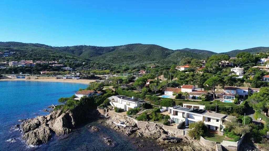 Opportunité Investisseur : Propriété pied dans l’eau à Saint-Aygulf, bien rare à fort potentiel