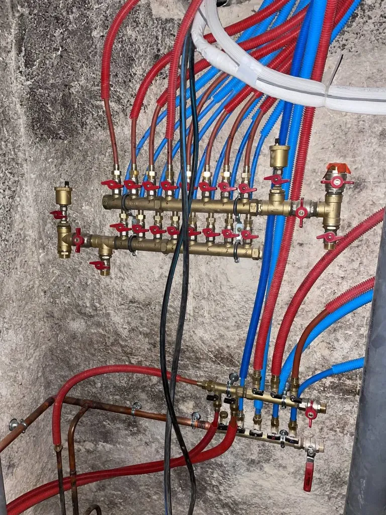 Installation d’une double nourrice pour distribution eau chaude et froide dans une maison ancienne