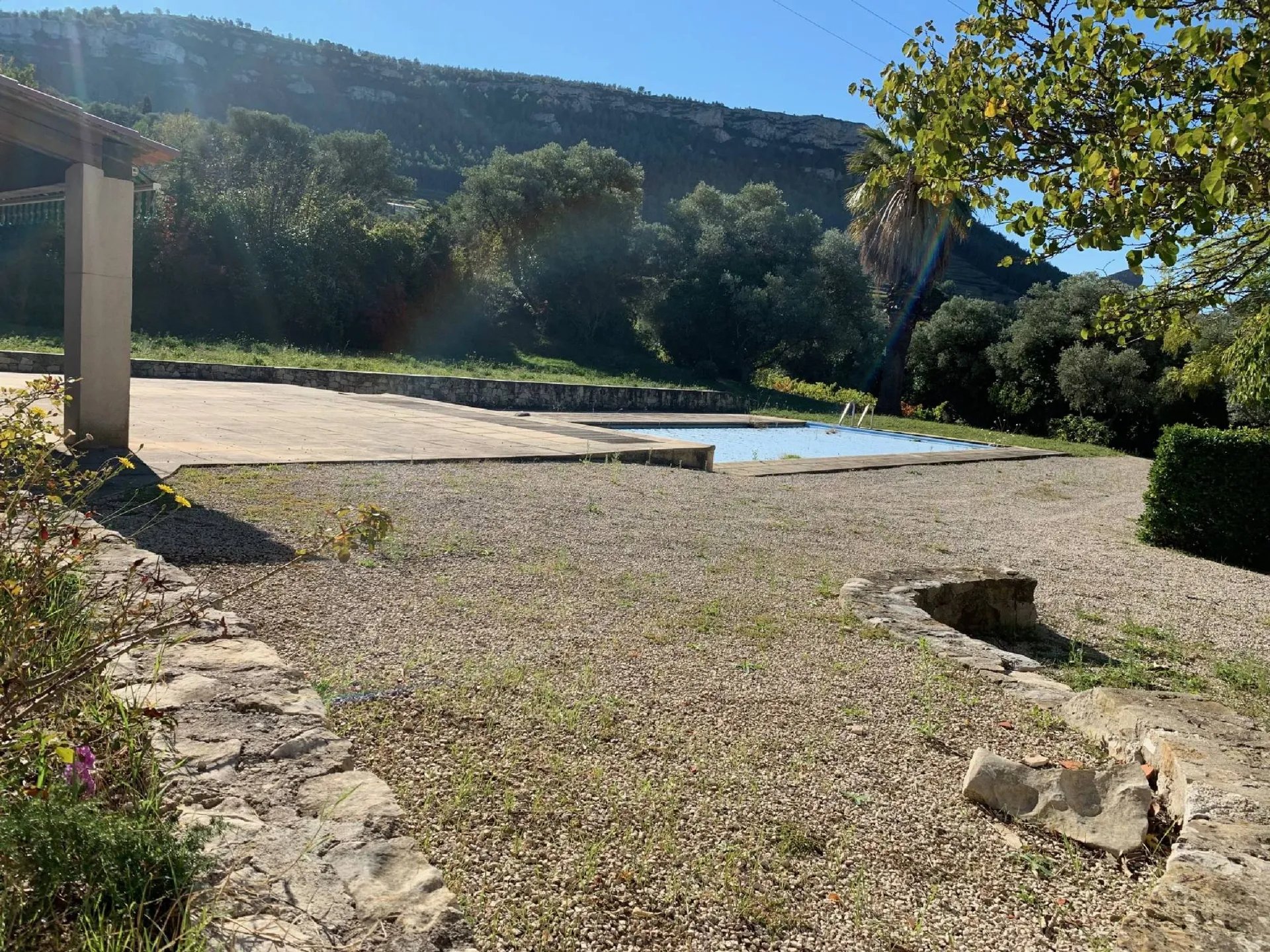 Cassis Propriété datant du 17ème sur plus de 3 hectares de terrain au calme et entourée de vignes