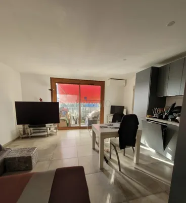 Cavalaire : L'Équilibre Parfait entre Vie Urbaine et Détente Vous rêvez d’un pied-à-terre où tout est accessible à pied, sans sacrifier votre confort ?