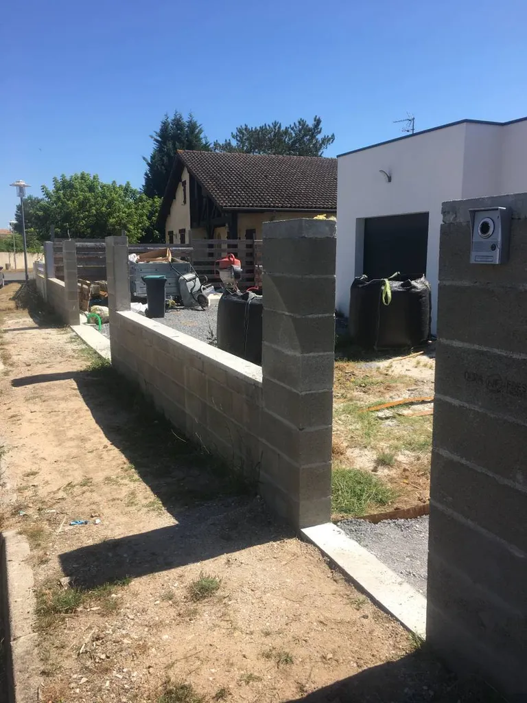 Travaux d'aménagement de terrain avec création de clôture en parpaing sur CADAUJAC 