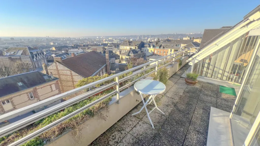 T4 de 105 m2 avec terrasse, parking couvert et cave à ROUEN