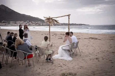 Votre agence d'organisation d'une cérémonie de mariage laïque dans le sable vue mer à Calvi en Corse