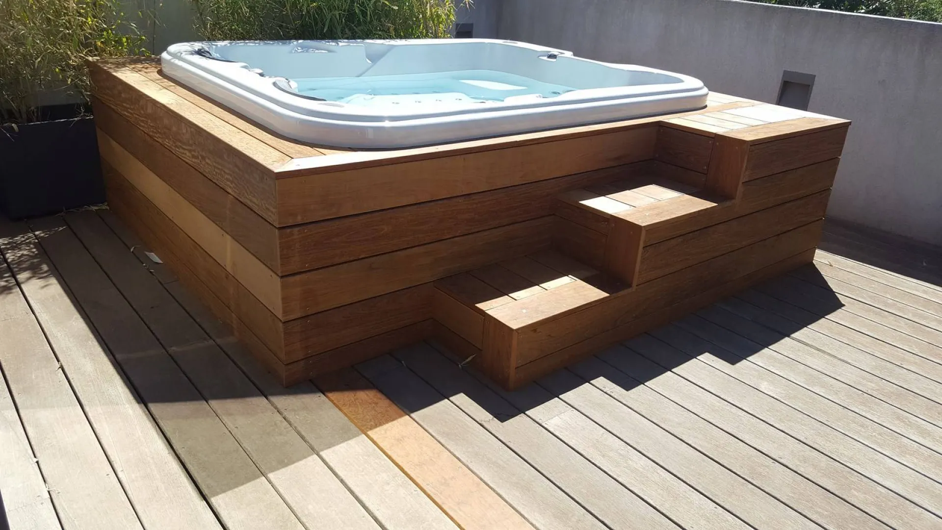 Sublimez Votre Espace Détente avec La Parqueterie Aixoise : Contour de Jacuzzi en Ipé !