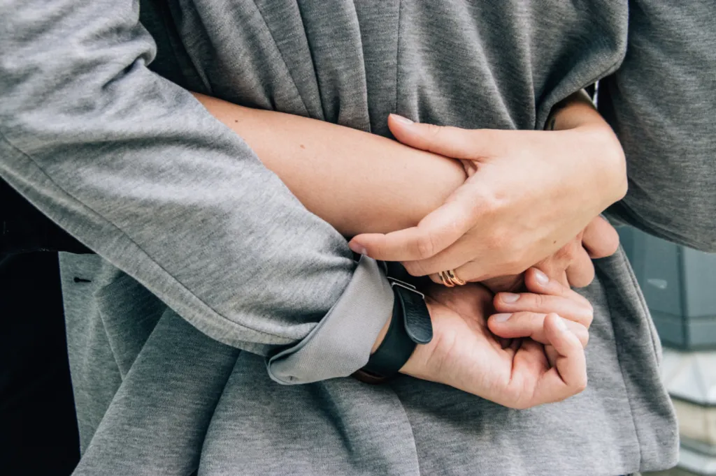 La dépendance affective est un besoin excessif d’amour, d’attention ou de reconnaissance, qui pousse une personne à s’oublier pour ne pas perdre l’autre.