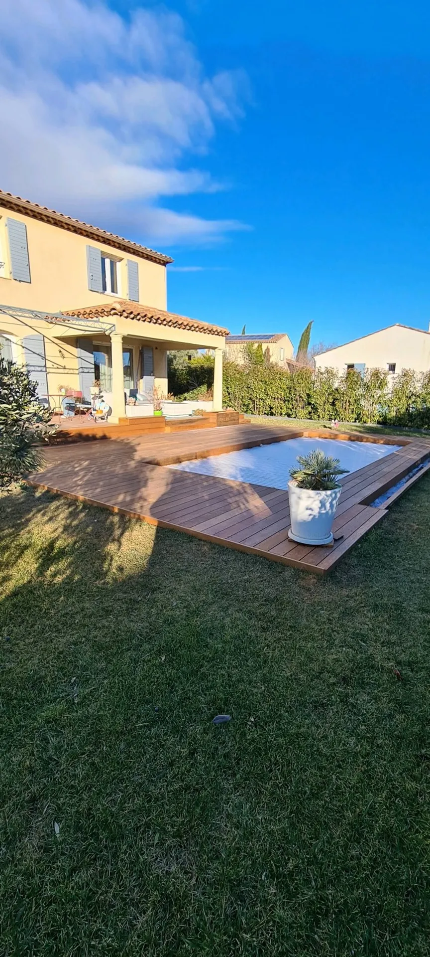Installation d'un tour de piscine en itauba à Aix en provence avec création d'un coffre de rangement