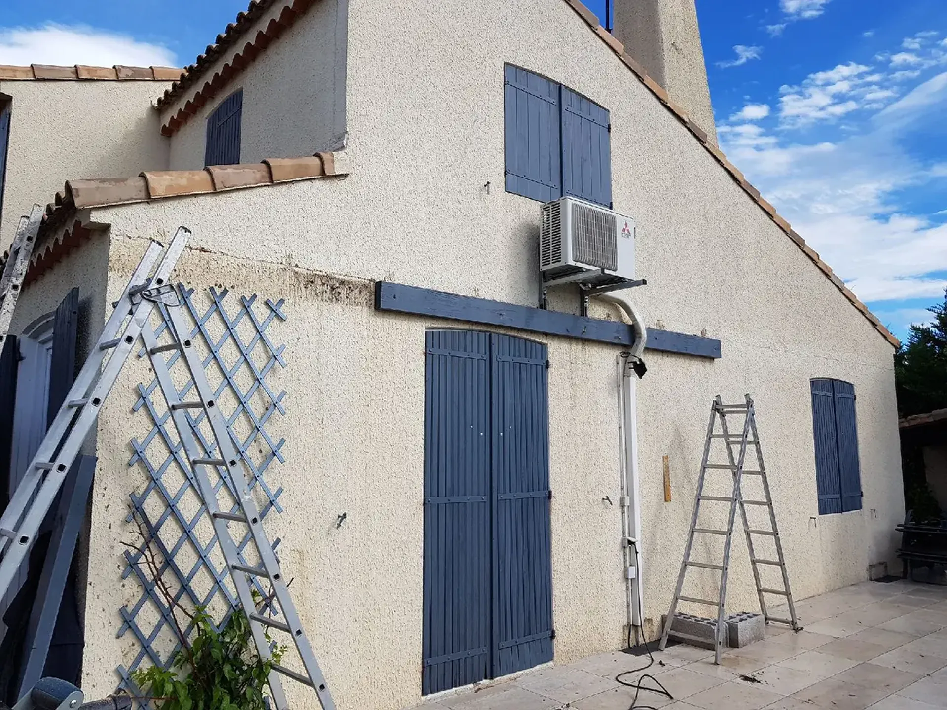 Installation d’une pergola adossée sur-mesure pour coin nature et détente à Lavérune