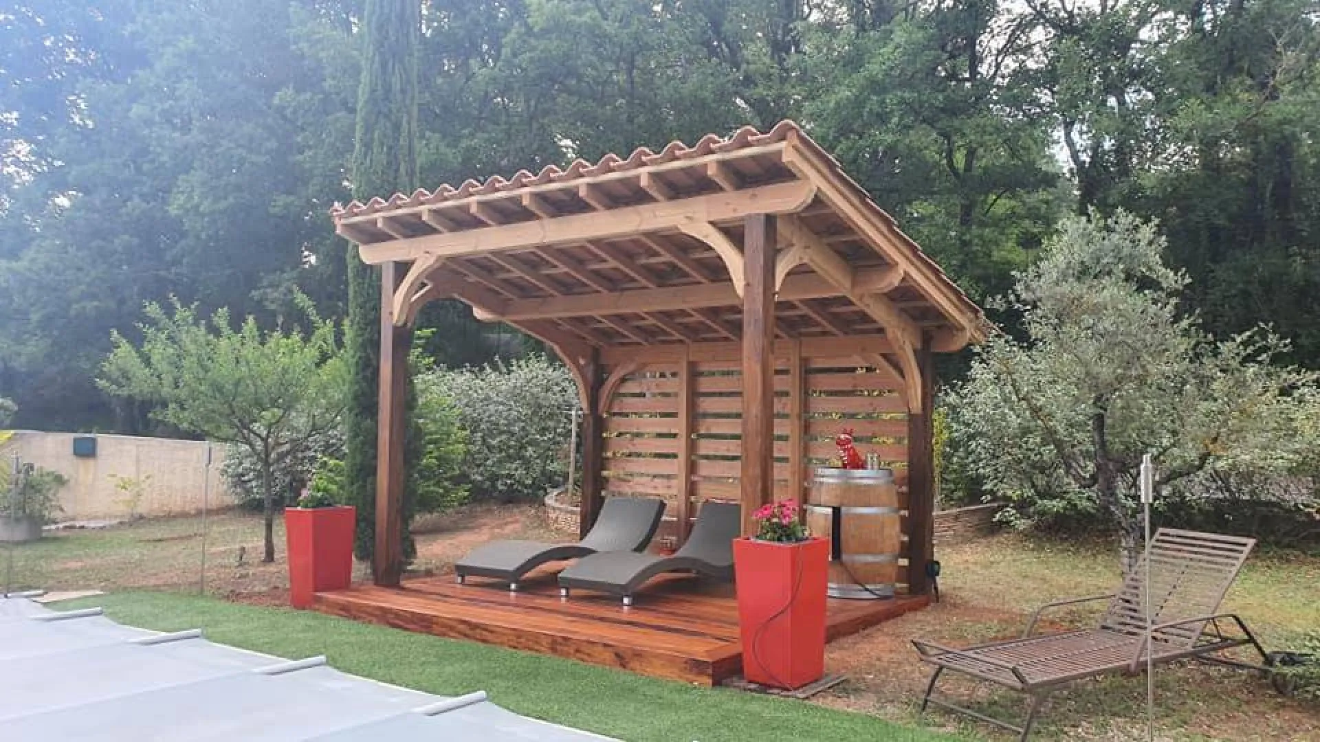 Pergola bois avec espace détente en bord de piscine à Rians 83