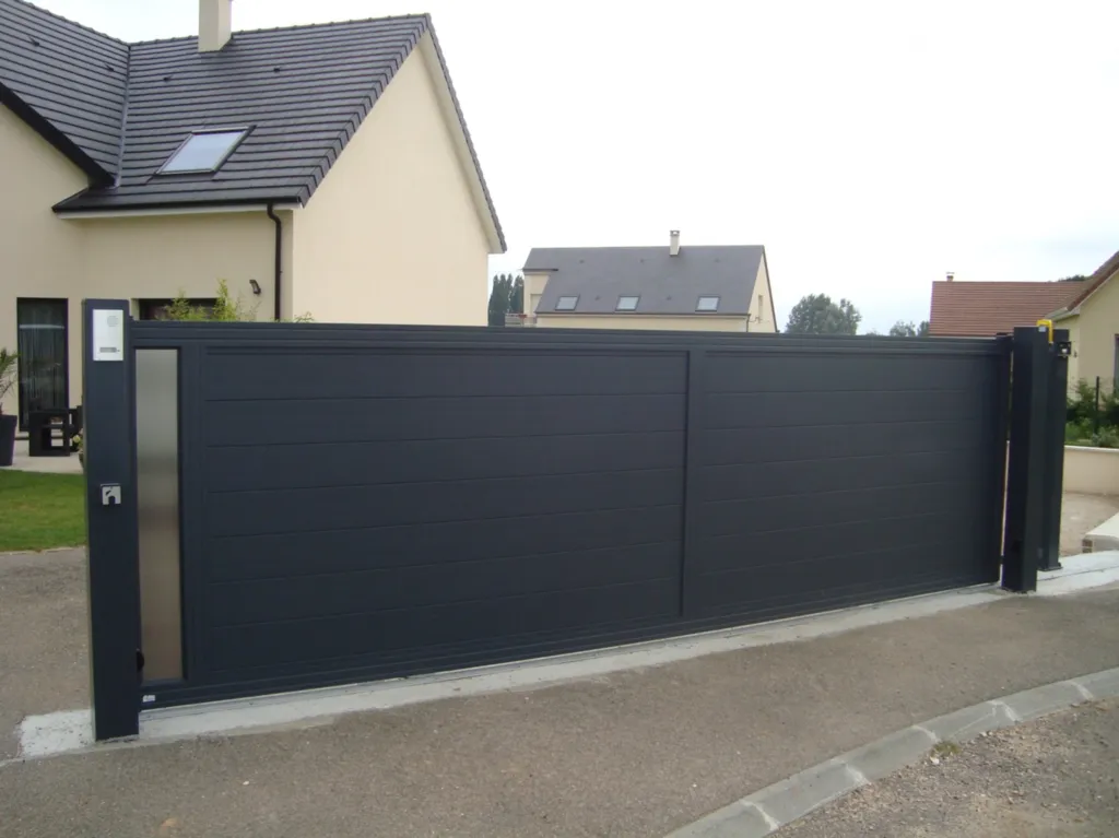 Aménagement d'entrée avec portail coulissant Alu dans le Calvados