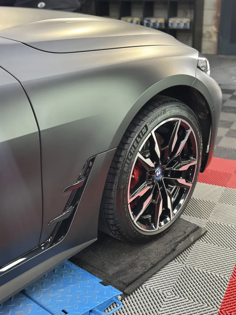 Pose de PPF « full-wrap » sur BMW i4 mate – EMB Detailing à Vaugneray, Lyon Ouest & Région