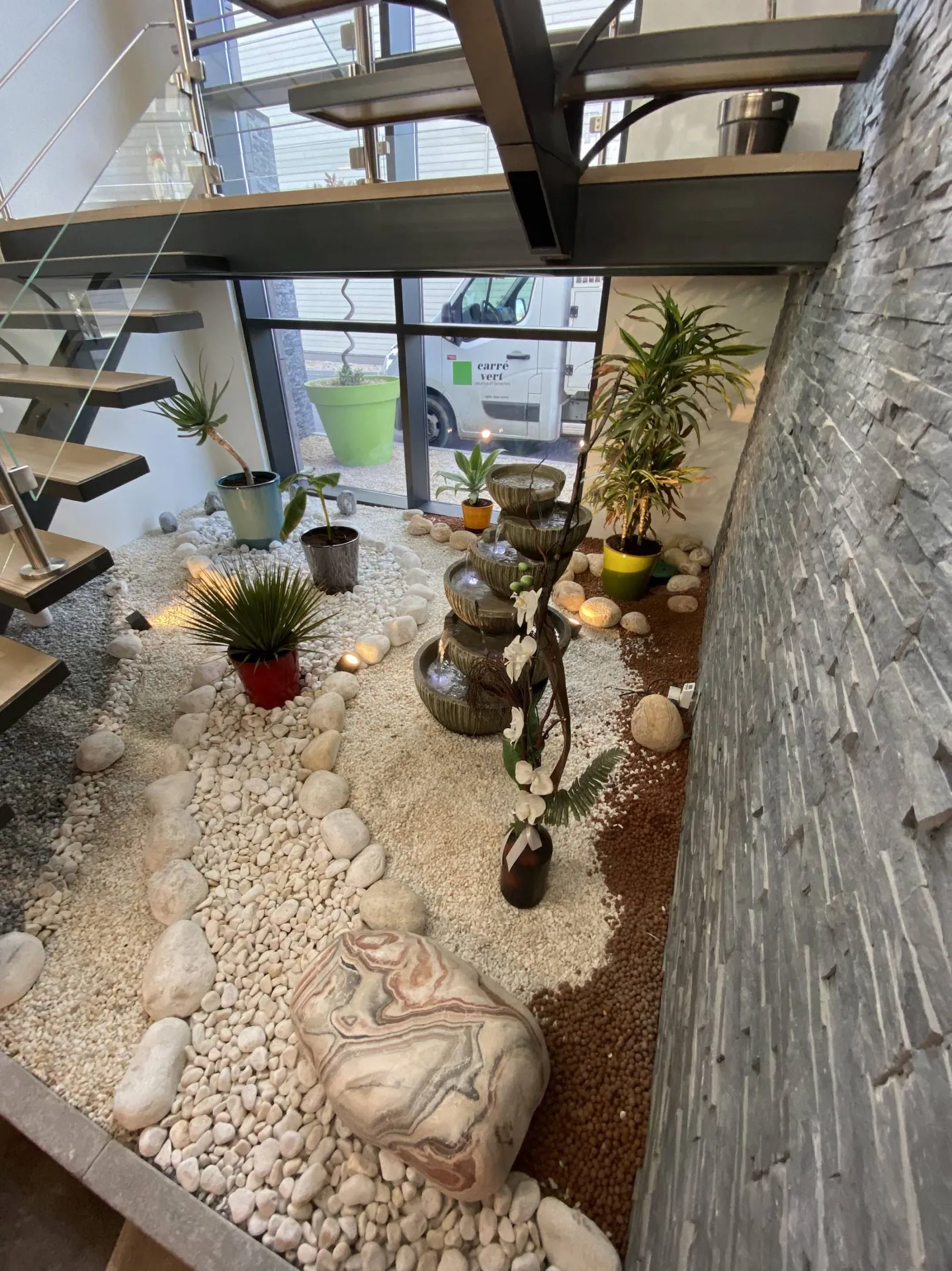 Paysagiste pro pour la création de jardin intérieur de bureau à Miramas 13140, pour un aménagement verdoyant et inspirant