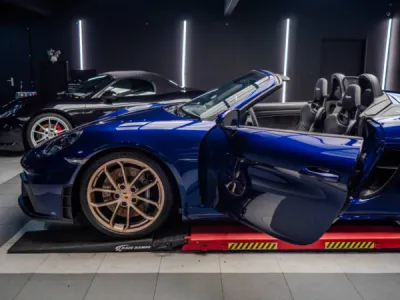 Finition impeccable sur Porsche 718 Spyder équipée d’un film XPEL dans la région de Lorient.
