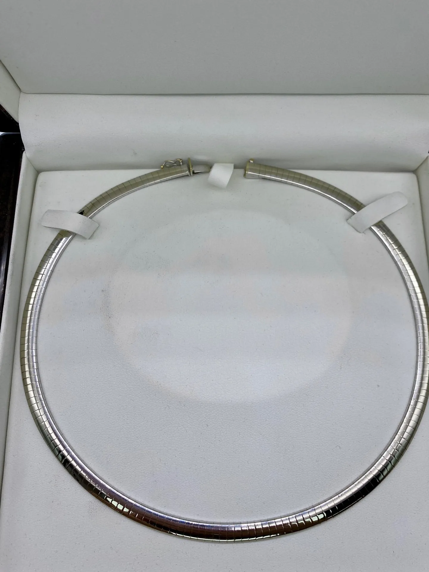 Acheter en ligne un magnifique collier large maille omega plate semi rigide en or blanc 750/1000ème chez Or Ligne à La Teste en Gironde