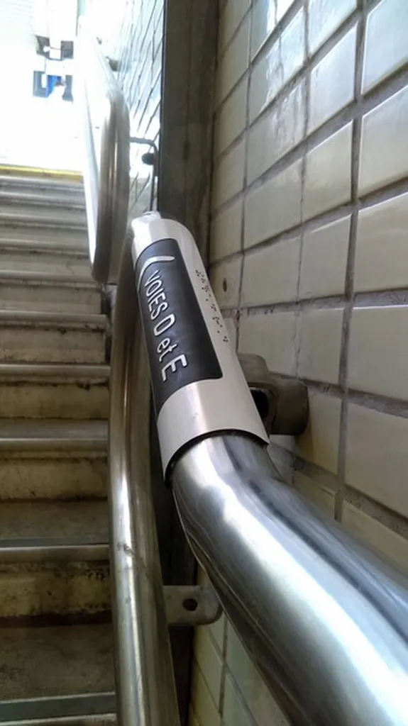 Installation de manchons en braille sur rampes d’escaliers pour améliorer l’accessibilité de la gare de Grenoble en Isère