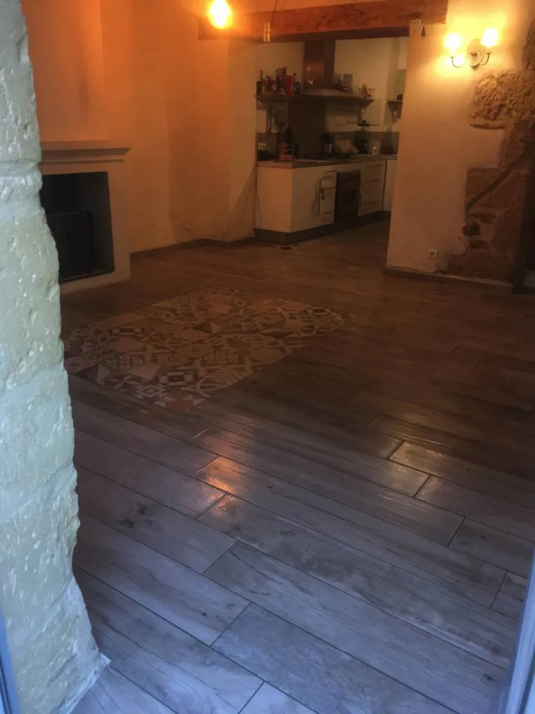 Pose carrelage imitation parquet dans une maison de village à Grans