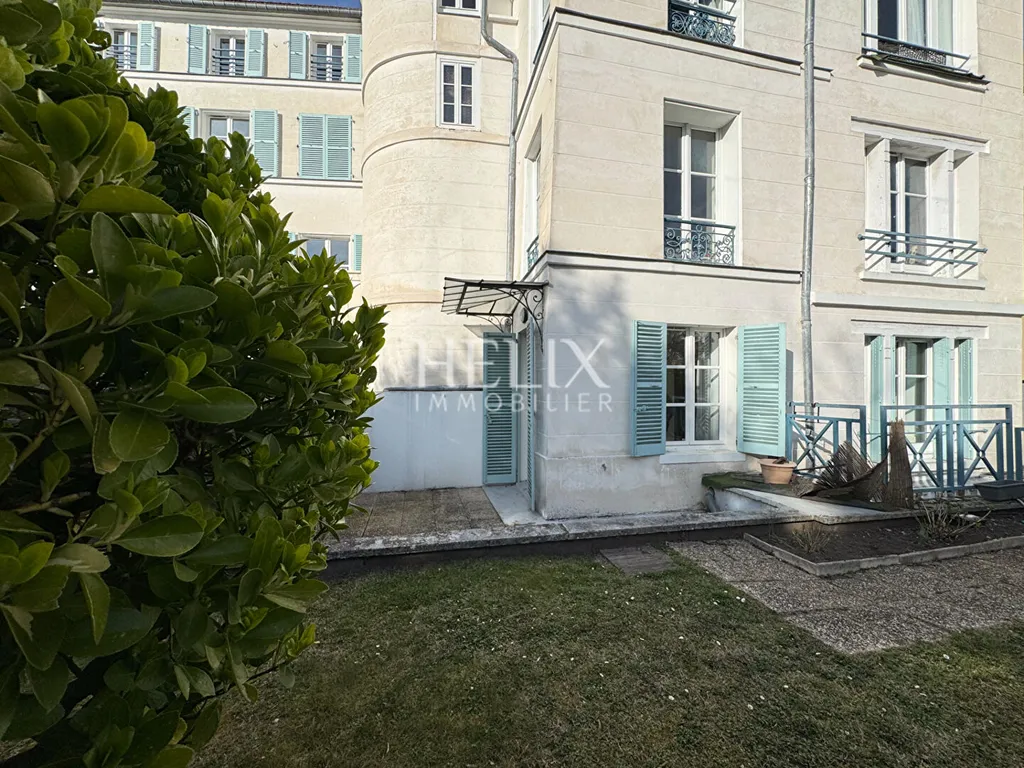Saint Germain Laye, à 5 minutes à pied du RER A dans un immeuble ancien avec ascenseur en rez-de -jardin coup de coeur pour cet appartement de 4 pièces d'un e surface de 91 M²