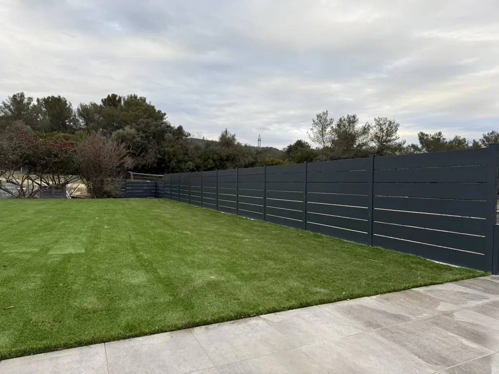 Pose de gazon synthétique et aménagement paysager – Domaine de Tourris, La Valette-du-Var