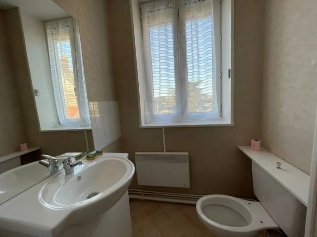 A acheter ensemble immobilier avec un immeuble de 3 appartements, une maison et 8 garages sur un terrain de 700m² sur la commune de CAUDEBEC LES ELBEUF 76320