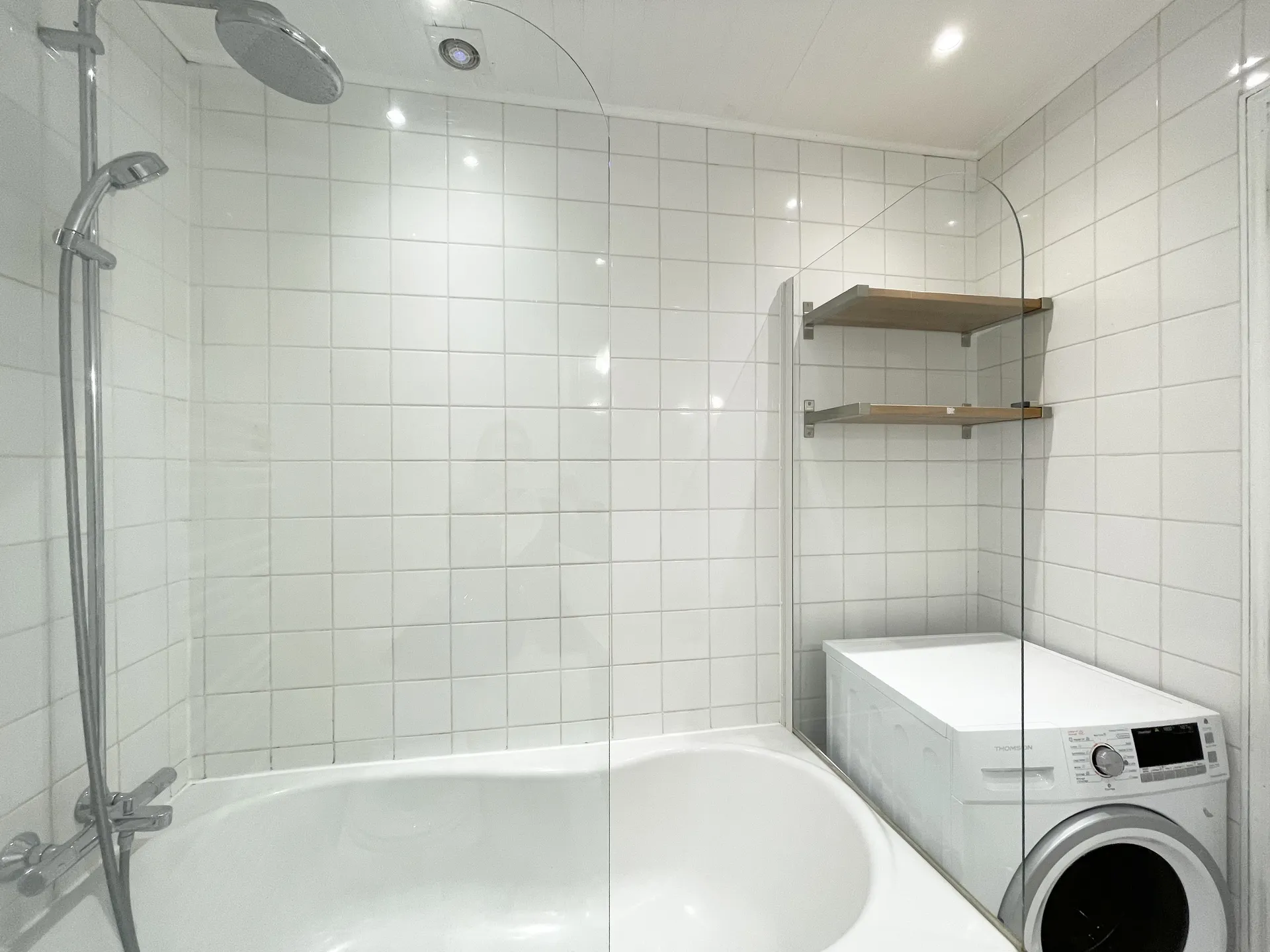 Exclusivité appartement meublé de 3 pièces proche du RER A de Saint Germain en Laye rue de Paris à proximité des commerces.