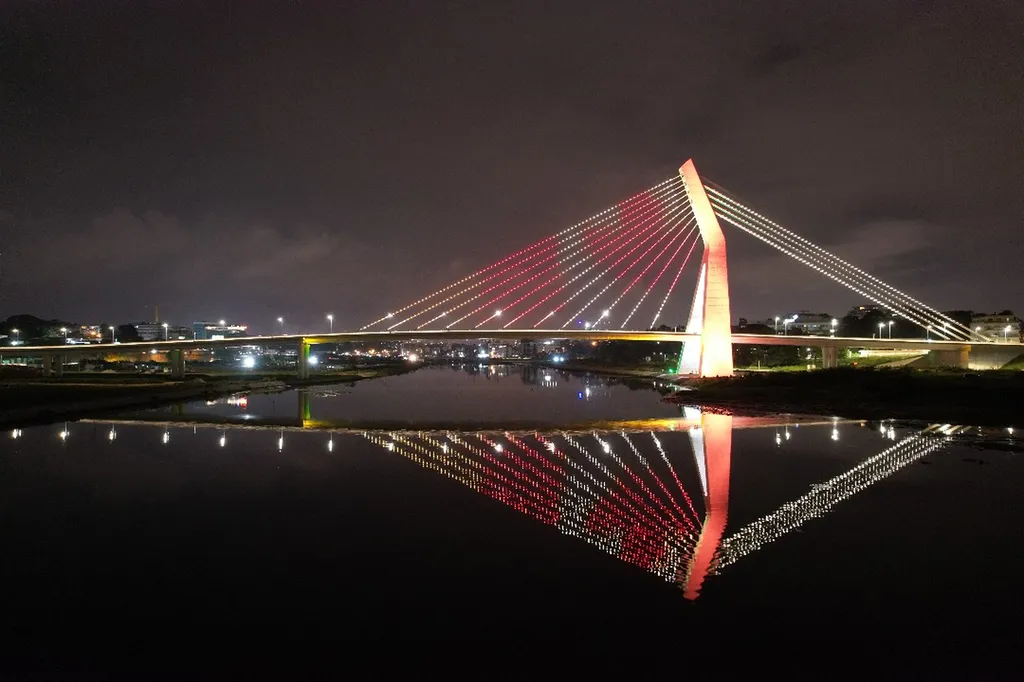 Le Pont Alassane Ouattara en Côte d'Ivoire, mis en lumière par G.S.L