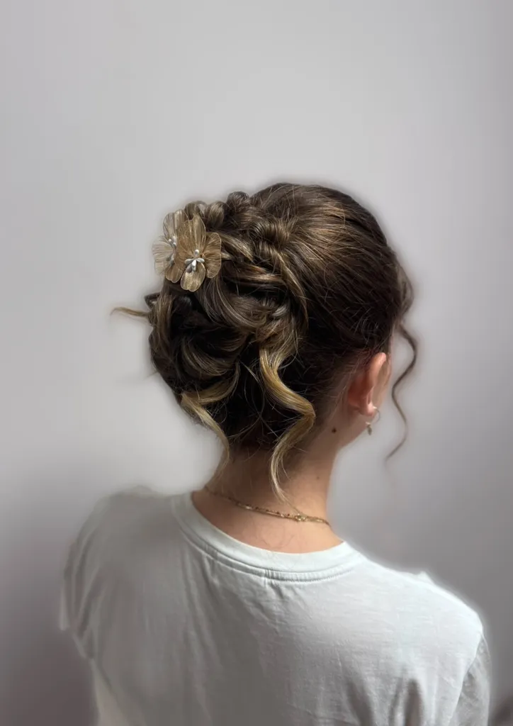 Opter pour une attache haute élégante et durable pour votre événement aux Pennes Mirabeau dans un salon expert de la coiffure