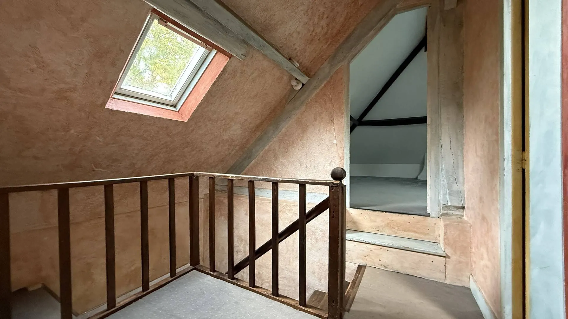 Bien immobilier avec assainissement conforme grâce à une microstation récente.