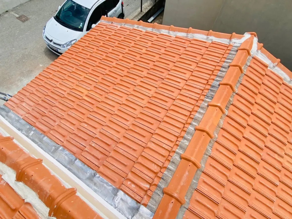 Réfection d’une toiture en tuiles plates de Marseille sur Port de Bouc près de Martigues