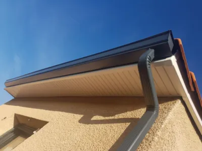 Pose de lambris aluminium et PVC sous toiture à Blagnac (31700), isolation, esthétisme et longévité assurés