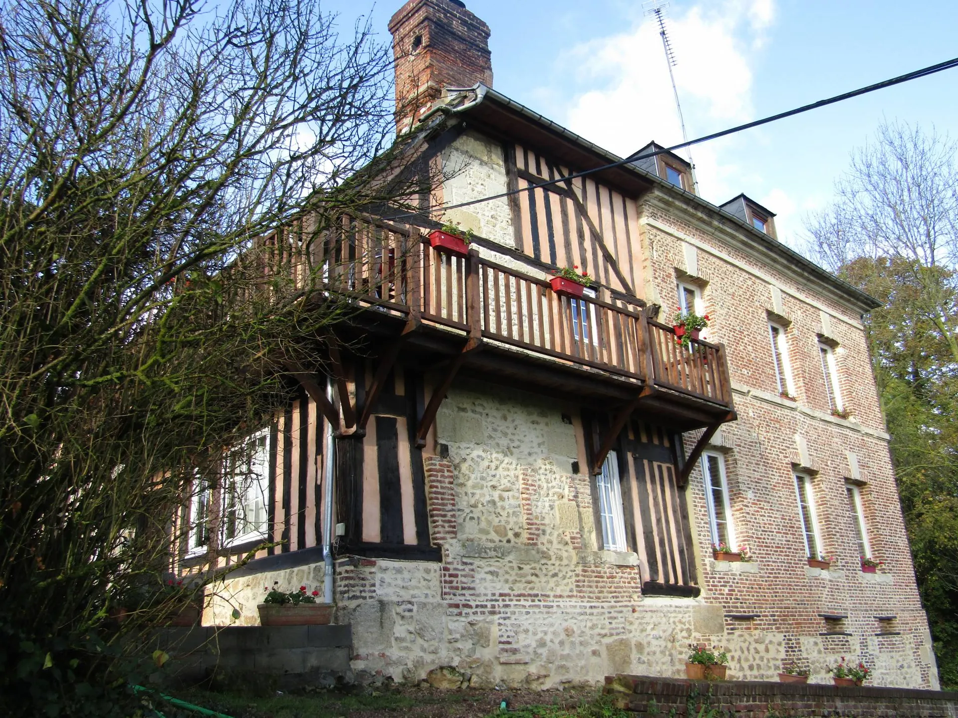 A vendre, manoir en briques et colombages avec balcon, secteur Lisieux, Calvados 14.